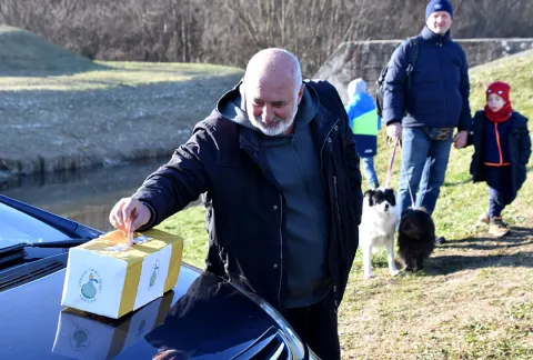 Prvo Silvestrovsko kupanje u Orljavi, prijatelji zaplivali za djecu s autizmom, Požega 31. 12. 2025.