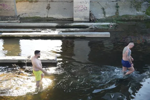 Prvo Silvestrovsko kupanje u Orljavi, prijatelji zaplivali za djecu s autizmom, Požega 31. 12. 2025.