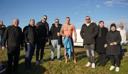 Prvo Silvestrovsko kupanje u Orljavi, prijatelji zaplivali za djecu s autizmom, Požega 31. 12. 2025.