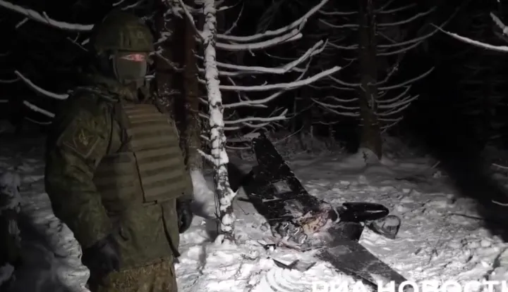 MOSKVA, 31. prosinca 2025. (Hina/AFP) - Ruska vojska ponovno je u srijedu optužila Ukrajinu da je dronovima napala rezidenciju predsjednika Vladimira Putina, objaviv&scaron;i videosnimku letjelice koja je navodno oborena u tom napadu, &scaron;to je Kijev ocijenio neistinom, a &scaron;efica europske diplomacije rekla je da je riječ o "namjernom odvraćanju pažnje".