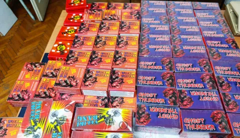 ZAGREB, 30. prosinca 2025. (Hina) - Zagrebačka policija priopćila je kako je u ponedjeljak poslijepodne, na kolniku ulice na području Dubrave, prona&scaron;la veću količinu odloženih kartonskih kutija u kojima se nalazilo 2525 komada različitih pirotehničkih sredstava, od kojih je većina zabranjena.