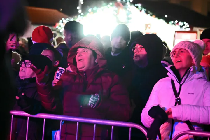 Vukovar, 31.12.2025./01.01.2026. - Doček Nove godine 2026. Na Trgu Republike Hrvatske. Grad Vukovar i Turistička zajednica Grada Vukovara organizirali novogodi&scaron;nji program na kojem se okupljenim građanima obratio gradonačelnik Grada Vukovara Marijan Pavliček s novogodi&scaron;njom čestitkom i porukom za nadolazeću godinu. Za dobru zabavu pobrinuo se Zlatko Pejaković, a u ponoć jo&scaron; uvijek neizostavni vatromet.foto HINA/ Gordan Panić/ ds