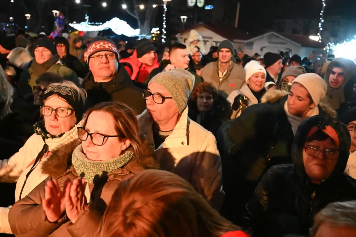 Vukovar, 31.12.2025./01.01.2026. - Doček Nove godine 2026. Na Trgu Republike Hrvatske. Grad Vukovar i Turistička zajednica Grada Vukovara organizirali novogodi&scaron;nji program na kojem se okupljenim građanima obratio gradonačelnik Grada Vukovara Marijan Pavliček s novogodi&scaron;njom čestitkom i porukom za nadolazeću godinu. Za dobru zabavu pobrinuo se Zlatko Pejaković, a u ponoć jo&scaron; uvijek neizostavni vatromet.foto HINA/ Gordan Panić/ ds
