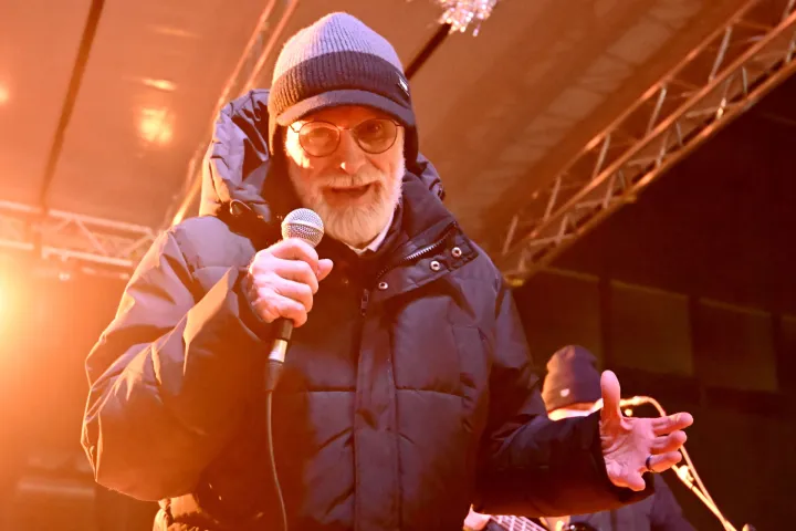 Vukovar, 31.12.2025./01.01.2026. - Doček Nove godine 2026. Na Trgu Republike Hrvatske. Grad Vukovar i Turistička zajednica Grada Vukovara organizirali novogodi&scaron;nji program na kojem se okupljenim građanima obratio gradonačelnik Grada Vukovara Marijan Pavliček s novogodi&scaron;njom čestitkom i porukom za nadolazeću godinu. Za dobru zabavu pobrinuo se Zlatko Pejaković, a u ponoć jo&scaron; uvijek neizostavni vatromet. Na slici Zdravko Pejaković.foto HINA/ Gordan Panić/ ds