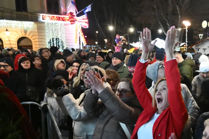 Vukovar, 31.12.2025./01.01.2026. - Doček Nove godine 2026. Na Trgu Republike Hrvatske. Grad Vukovar i Turistička zajednica Grada Vukovara organizirali novogodi&scaron;nji program na kojem se okupljenim građanima obratio gradonačelnik Grada Vukovara Marijan Pavliček s novogodi&scaron;njom čestitkom i porukom za nadolazeću godinu. Za dobru zabavu pobrinuo se Zlatko Pejaković, a u ponoć jo&scaron; uvijek neizostavni vatromet.foto HINA/ Gordan Panić/ ds