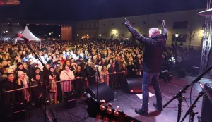 Osijek, 01.01.2026 - Uz brojne dočeke u ugostiteljskim objektima i svojim domovima Osječani su Novu 2026. godinu dočekali na Trgu Vatroslava Lisinskog, u povijesnoj gradskoj jezgri Tvrđi, u organizaciji grada Osijeka. Glazbenim nastupima građane su zabavljali osječki band "Kit Karson" i glazbenik Miroslav &Scaron;koro, a točno u ponoć građanima je novogodi&scaron;nju čestitku uputio osječki gradonačelnik Ivan Radić te im poželio puno sreće, zdravlja i mira u 2026. godini. Na slici Miroslav &Scaron;koro.foto HINA/ Grad Osijek/ ds