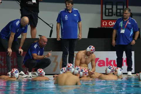 epa12237290 Croatia Head Coach Tucak Ivica (2-L) talks to his players during the men's water polo match between Montenegro and Croatia at the World Aquatics Championships Singapore 2025 in Singapore, 14 July 2025. EPA/FAZRY ISMAIL