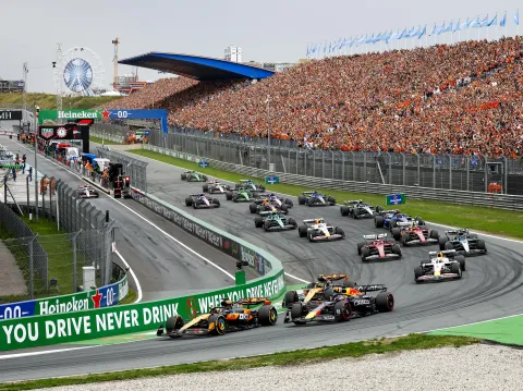 epa12339846 The formation lap before the Formula One Dutch Grand Prix race at Zandvoort Circuit in Zandvoort, the Netherlands, 31 August 2025. EPA/SEM VAN DER WAL