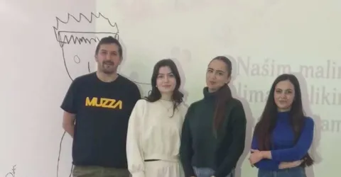 VINKOVCIStudentice sveučili&scaron;noga prijediplomskog studija Rani i pred&scaron;kolski odgoj i obrazovanje Ena Edelinski i Iva Katić, uz vodstvo prof. dr. art. Gorana Kujundžića i asistentice Ane Čolaković, sudjelovale su u oslikavanju novoizgrađenog Dječjega vrtića Mali princ u Vinkovcima.Cilj aktivnosti bio je sačuvati izvorno dječje likovno stvarala&scaron;tvo. Umjesto osmi&scaron;ljavanja vlastitih ilustracija, prilagodbi i dorada, zidni oslik temelji se na uvećanom prikazu likovnoga izražavanja dječaka, polaznika vrtića, na zadanu temu, uz zadržavanje karaktera linije, proporcija, kolorita i načina nano&scaron;enja boje, poja&scaron;njavaju sudionici ove lijepe akcijeprosinac 2025.