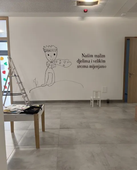 VINKOVCIStudentice sveučili&scaron;noga prijediplomskog studija Rani i pred&scaron;kolski odgoj i obrazovanje Ena Edelinski i Iva Katić, uz vodstvo prof. dr. art. Gorana Kujundžića i asistentice Ane Čolaković, sudjelovale su u oslikavanju novoizgrađenog Dječjega vrtića Mali princ u Vinkovcima.Cilj aktivnosti bio je sačuvati izvorno dječje likovno stvarala&scaron;tvo. Umjesto osmi&scaron;ljavanja vlastitih ilustracija, prilagodbi i dorada, zidni oslik temelji se na uvećanom prikazu likovnoga izražavanja dječaka, polaznika vrtića, na zadanu temu, uz zadržavanje karaktera linije, proporcija, kolorita i načina nano&scaron;enja boje, poja&scaron;njavaju sudionici ove lijepe akcijeprosinac 2025.