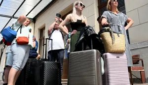 RIJEKA, 28 06. 2025. VLAK VAR&Scaron;AVA, RIJEKA, HŽ, HRVATSKE ŽELJEZNICE, SEZONSKI TURISTIČKI VLAK, TURISTI, TURIZAM, POLJSAKA, POLJACI, ŽELJEZNIČKI KOLODVOR RIJEKA SNIMIO: VEDRAN KARUZA