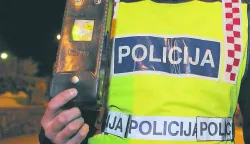 RIJEKA,10.04.2010.CRNAPROMETNA POLICIJA (ILUSTRACIJA POLICIAJAC, POLICIJA, PROMET...)AKCIJA NOĆ BEZ ALKOHOLA KONTROLA PROMETA, ALKOHOLIZIRANOSTI, BRZINE I ISPRAVNOSTI DOKUMENATA,NA FOTO POLICAJAC IVIĆ DOMINIK ALKOTESTSNIMIO SERGEJ DRECHSLER