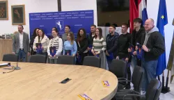 ANDRIJA&Scaron;EVCIOpćina Andrija&scaron;evci raspisala je jo&scaron; sredinom listopada javni natječaj za dodjelu stipendija za akademsku godinu 2025./2026, a pravo na stipendiju, sukladno natječaju, ostvarilo je 20 studenata. Iznos stipendije povećao se i iznosi 75 eura neto mjesečno, ili za 10 mjeseci 750 eura, a stipendija se isplaćuje jednokratno.PROSINAC 2025.