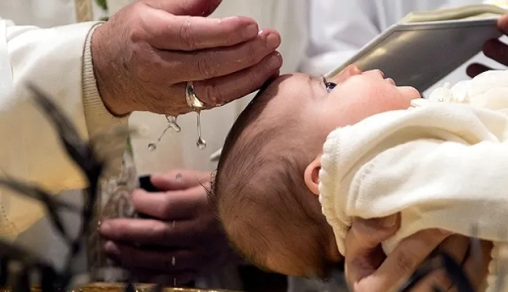 Kr&scaron;tenje djeteta - ilustracija za Dra&scaron;kov teks o zupnim statistikama