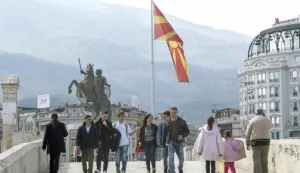 epa05832773 People walk on the old Stone Bridge in Skopje, The Former Yugoslav Republic of Macedonia, 06 March 2017. The Ministers of Foreign Affairs of the European Union member countries will hold a meeting to discuss the situation in the western Balkan countries. The political situation in Macedonia is at an impasse due to the President Gjorge Ivanov's opposition to a coalition of Social Democrat and ethnic Albanian political parties forming a government. EPA/GEORGI LICOVSKI