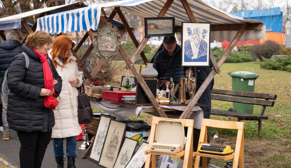 Osijek, 6. 12. 2025., Sajam antikvitetaantikviteti; sajam; kupci; posjetitelji; prodavači