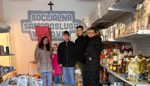 VINKOVCIVinkovačka udruga Mladi protiv gladi osnovana krajem 2012., koju čine mladi volonteri vođeni kr&scaron;ćanskim načelima, a pod motom "Siroma&scaron;tvo nije izbor, pomaganje jest!", redovito opskrbljuju hranom i higijenskim potrep&scaron;tinama socijalno ugrožene obitelji kroz projekt Socijalna samoposluga Vinkovci, pokrenut u veljači 2013. Od tada je Socijalna samoposluga postala mjesto koje spaja one koji imaju i one koji su u potrebi.