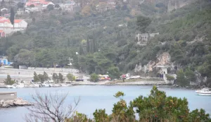 Dubrovnik, 10.01.2019 - Tri osobe lake su ozlijeđene, a za jo tri se traga u poaru koji je izbio u Hidroelektrani Dubrovnik u mjestu Plat u četvrtak ujutro.foto HINA/ Baldo MARUNČIĆ/ ik