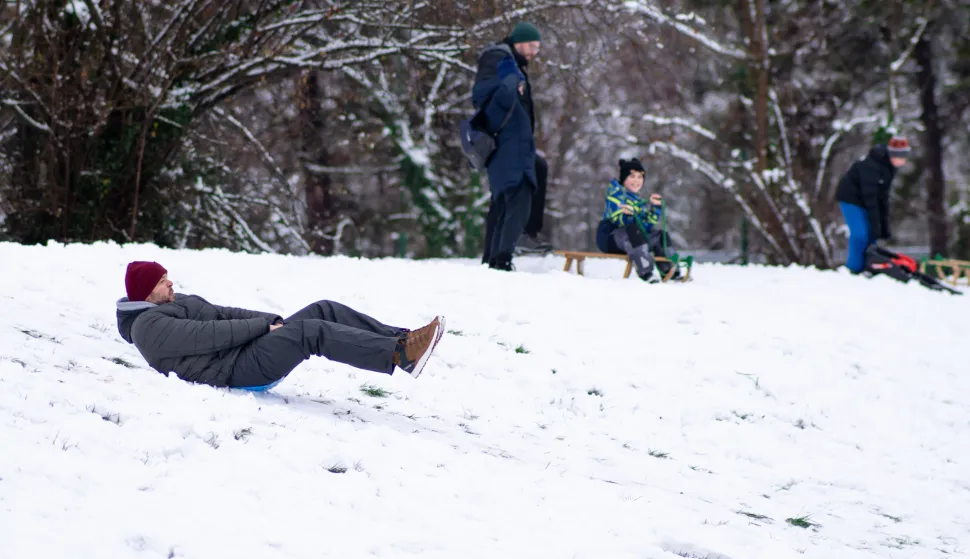 Osijek, 3. 1. 2026., Snijeg u Osijeku slobodnjaci; ilustracija; snijeg; sanjkanje; djeca; odrasli; zima; zimske aktivnosti; zabava
