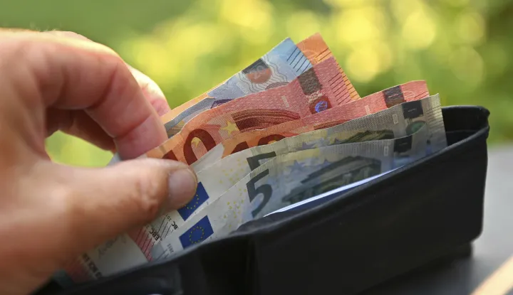 Feature Symbolic image money, household money, spend money, poverty in old age, save, compulsion to save, money shortage, euro bills, wallet, purse, purse, Hartz IV, social assistance, budget, count money, cost of living, costs, inflation. ?SVEN SIMON Photo Agency GmbH & Co. Press Photo KG # Princess-Luise-Str. 41 # 45479 M uelheim/R uhr # Tel. 0208/9413250 # Fax. 0208/9413260 # GLS Bank # BLZ 430 609 67 # Account 4030 025 100 # IBAN DE75 4306 0967 4030 0251 00 # BIC GENODEM1GLS # www.svensimon.net. Photo: Frank Hoermann/SVEN SIMON/DPA