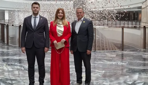 MAGAZIN INAU_Pekingu__Kadir_Ismaili__Ina_Stasevic_i_Hysni_Ismaili__bivsi_ministar_kulture_Sjeverne_Makedonije__Kadirov_otac