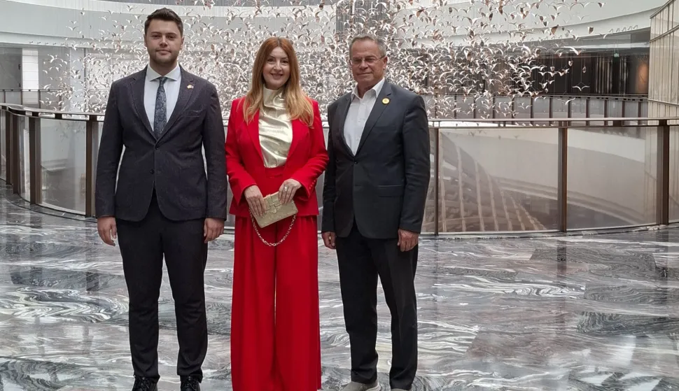 MAGAZIN INAU_Pekingu__Kadir_Ismaili__Ina_Stasevic_i_Hysni_Ismaili__bivsi_ministar_kulture_Sjeverne_Makedonije__Kadirov_otac