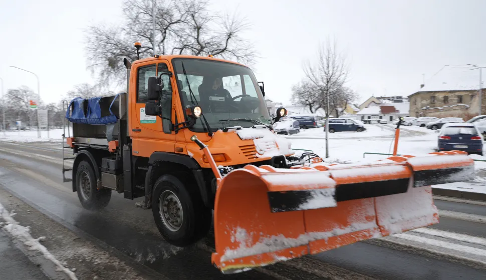 Osijek, 04. 01. 2026., UNIKOM, press, zimska služba, ralica, či&scaron;ćenje snijega, zima, hladno vrijeme, snijegSNIMIO BRUNO JOBST