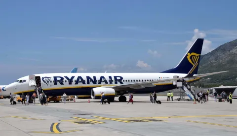 Dubrovnik, 02.06.2019. - Zrakoplov Boeing 737-800 irskog niskobudetnog avioprijevoznika Ryanaira sa 186 putnika sletio je u nedjelju popodne u Zračnu luku Dubrovnik i na novoj redovitoj liniji će od lipnja do kraja listopada četiri puta tjedno povezivati Dublin i Dubrovnik. foto HINA/ Baldo MARUNČIĆ/ bm