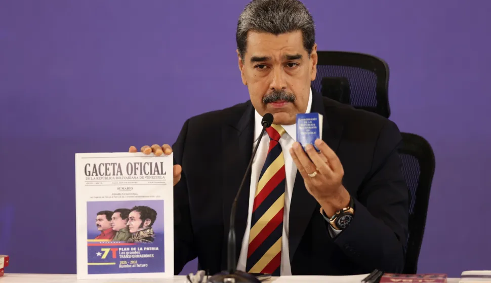 epa12343928 Venezuelan President Nicolas Maduro shows the Venezuelan Constitution and the Official Gazette during a press conference in Caracas, Venezuela, 01 September 2025. Maduro denounced that eight military ships deployed by the United States, carrying 1,200 missiles and a nuclear submarine, are 'aimed' at the Caribbean country, which he described as an 'extravagant, unjustifiable, immoral, and absolutely criminal threat' comparable to the 1962 Cuban Missile Crisis. EPA/RONALD PENA