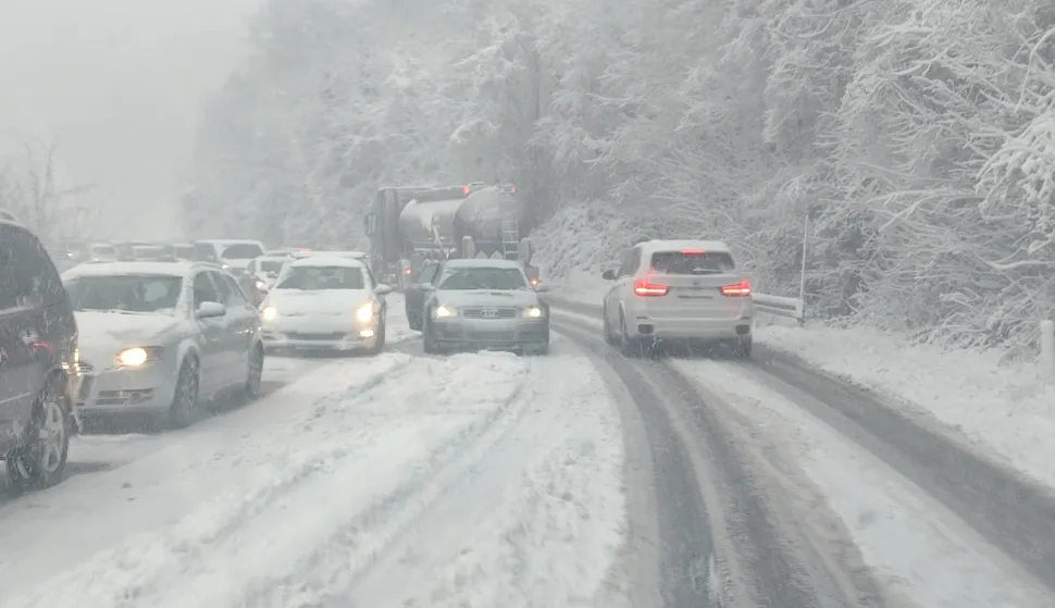 Mostar, 04.01.2025. - Te&scaron;ko je stanje na najvažnijim prometnicama u Bosni i Hercegovini, gdje je promet na vi&scaron;e dionica blokiran ili izrazito usporen zbog zaustavljenih vozila i neociscenog snijega na kolovozu, objavljeno je iz Saveza Automoto klubova u BiH sa sjedistem u Mostaru. foto HINA/ Zoran KRE&Scaron;IĆ/ tm