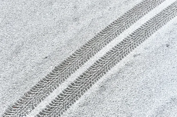 Osijek, 04. 01. 2026., foto&scaron;etnja, zima, hladno vrijeme, snijeg, tragovi guma; tragovi gumeSNIMIO BRUNO JOBST