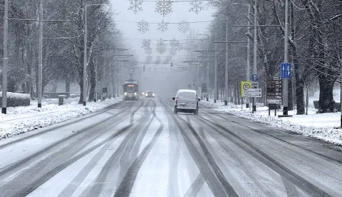 Osijek, 04. 01. 2026., Europska avenija, foto&scaron;etnja, zima, hladno vrijeme, snijeg; prometnice; stanje na cestama; klizav kolnikSNIMIO BRUNO JOBST