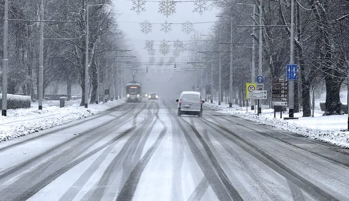 Osijek, 04. 01. 2026., Europska avenija, foto&scaron;etnja, zima, hladno vrijeme, snijeg; prometnice; stanje na cestama; klizav kolnikSNIMIO BRUNO JOBST