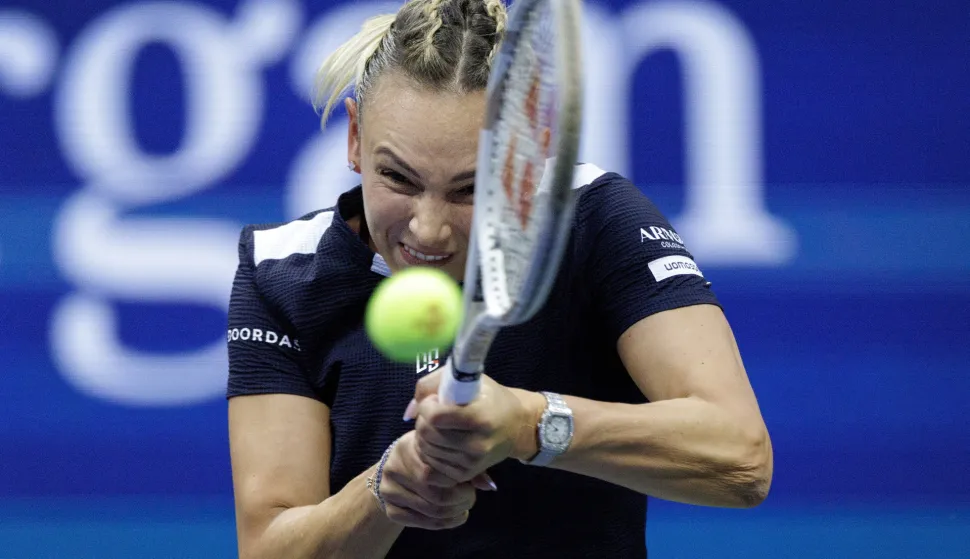 epa12332242 Donna Vekic of Croatia in action against Coco Gauff of United States during the second round of the US Open Tennis Championships at the USTA Billie Jean King National Tennis Center in Flushing Meadows, New York, USA, 28 August 2025. The US Open tournament runs from 24 August through 07 September. EPA/CRISTOBAL HERRERA ULASHKEVICH