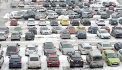 Osijek: 02.01.2015Parkiralite rupa, automobili, zimaSnimio: Josip eri