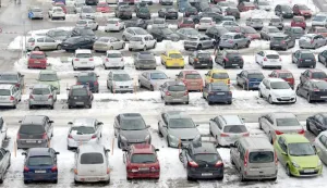 Osijek: 02.01.2015Parkiralite rupa, automobili, zimaSnimio: Josip eri