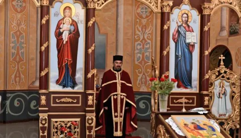 slavonija...vinkovci...06.01.2017.bogosluzjem i paljenjem badnjaka, veceras su u vinkovackom pravoslavnom hramu silaska svetog duha na apostole, vjernici koji bozic slave prema julijanskome kalendaru proslavili badnjak i najavili kristovo rodjenje; liturgiju sluzio prota - stavrofor predrag azap, paroh vinkovacki; foto Gordan Panić