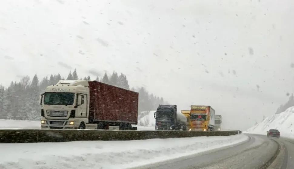 Vrbovsko, 25.03.2020 - Kolona kamiona na snijegom prekrivenoj autocesti u pratnji policije prolaze kroz Gorski kotar.foto HINA/ Damir HAINSKI/ ds