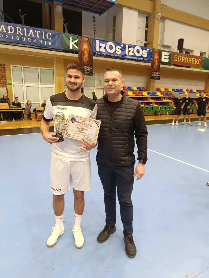 Nogomet05.01.2026.Bozicni NasiceNa slici: najbolji igrac i strijelac Mihael Tomi? prima nagradu od gradonacelnika Kresimira KasubeSnimio: Srecko Sobodic