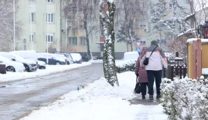 Osijek, 05. 01. 2026, Jug 2. Zimska idila, či&scaron;ćenje automobila, či&scaron;čenje nogostupa i okučnica, &scaron;etnja, zima, snijeg.snimio GOJKO MITIĆ