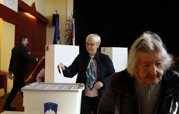 epa12543887 Slovenian President Natasa Pirc -Musar (C) votes during a referendum on a law legalizing assisted dying in Ljubljana, Slovenia, 23 November 2025. Slovenia is holding a binding referendum to decide the fate of a law previously approved by parliament and supported in a 2024 referendum; a new vote was triggered after a conservative campaign gathered enough signatures to force a repeat. EPA/ANTONIO BAT