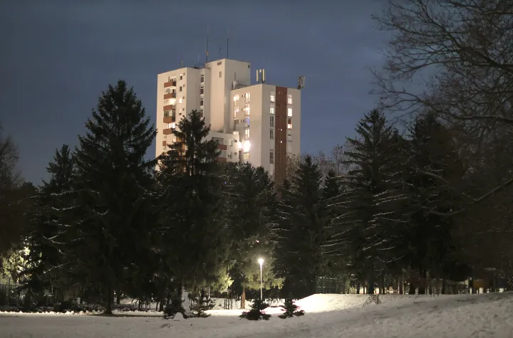 Osijek, 03. 01. 2026., četverolist, stambena zgrada, nekretnina, nekretnine, stanovanje, grijanje, zima, hladno vrijeme, snijeg, noć, mrak, slobodnjak, slobodnjaci SNIMIO BRUNO JOBST