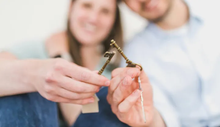 mladi, ključevi, stan, stanovanje, stambeni problem, useljenje