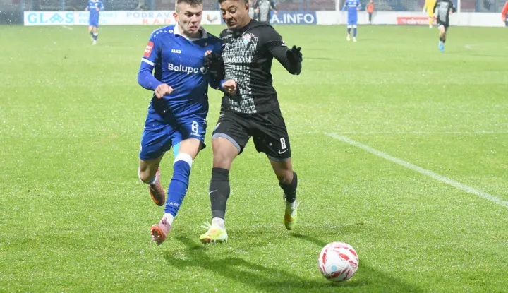 21.11.2025., Gradski stadion Ivan Kusek Apas, Koprivnica - SuperSport HNL, 14. kolo, NK Slaven Belupo - HNK Vukovar 1991. Jagusic Adriano (8) i Mejia Moscoso David Mateo (8) Photo: Damir Spehar/PIXSELL