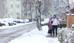 Osijek, 05. 01. 2026, Jug 2. Zimska idila, či&scaron;ćenje automobila, či&scaron;čenje nogostupa i okučnica, &scaron;etnja, zima, snijeg.snimio GOJKO MITIĆ