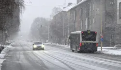 Osijek, 04. 01. 2026., Vukovarska ulica, foto&scaron;etnja, zima, hladno vrijeme, snijeg, prometnice; stanje na cestama; klizav kolnikSNIMIO BRUNO JOBST