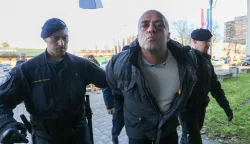 23.01.2020., Karlovac - Leon Lucic tijekom privodjenja u karlovacki zupanijski DORH, vrijedjao je i pljuvao po okupljenim novinarima. Photo: Kristina Stedul Fabac/PIXSELL