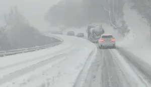 Mostar, 04.01.2025. - Te&scaron;ko je stanje na najvažnijim prometnicama u Bosni i Hercegovini, gdje je promet na vi&scaron;e dionica blokiran ili izrazito usporen zbog zaustavljenih vozila i neociscenog snijega na kolovozu, objavljeno je iz Saveza Automoto klubova u BiH sa sjedistem u Mostaru. foto HINA/ Zoran KRE&Scaron;IĆ/ tm