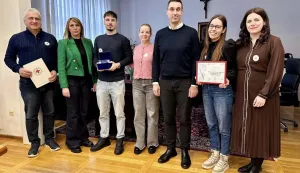 VINKOVCINa prijedlog Povjerenstva za razvoj volonterstva i na temelju odluke Glavnog odbora Hrvatskog Crvenog križa (HCK), a nakon provedenog natječaja za godi&scaron;nje volontersko priznanje HCK-a, Gradskom dru&scaron;tvu Crvenog križa Vinkovci dodijeljeno je veliko priznanje - Volonterski tim godine, pod nazivom "Tim za promicanje važnosti mentalnog zdravlja djece i mladih".siječanj 2026.