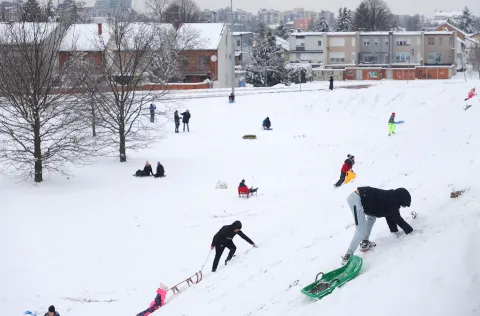 Osijek, 07. 01. 2026., nadvožnjak prema Tenji, zimske radosti, sanjkanje, djeca, snijeg, &scaron;kolski prazniciSNIMIO BRUNO JOBST
